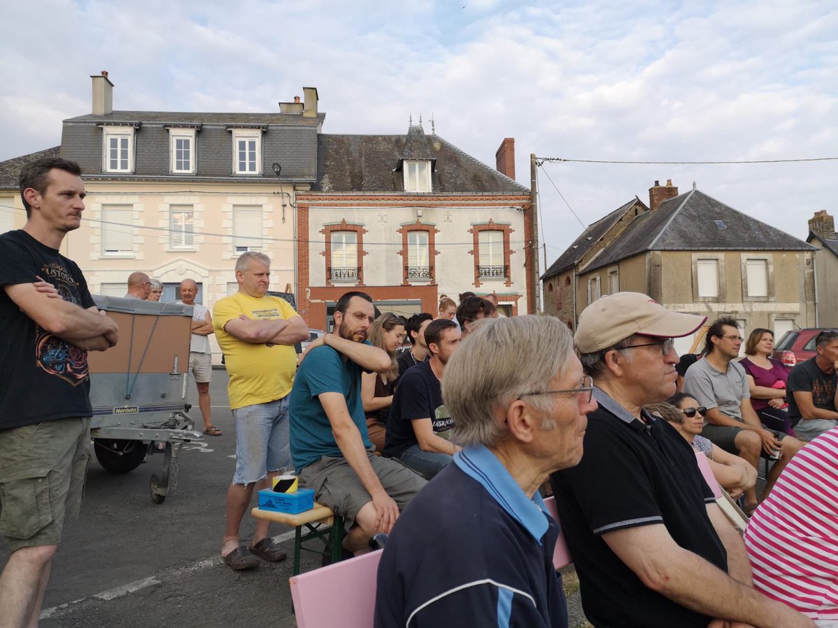 CompagnieOh's tweet image. Commune de LA CHAPELLE-AU-RIBOUL.
Merci aux 70 villageois.es et voisin.es venu.e.s mettre neurones et muscles lors des journées citoyennes.
Réunion publique « Économie circulaire &amp;amp; destin du petit marché » vendredi, chantiers citoyens le samedi.