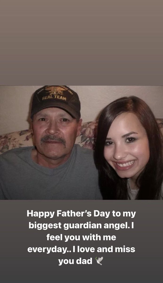 portallovato's tweet photo. “Feliz dia dos pais para o meu maior anjo da guarda. Eu te sinto comigo todos os dias.. Eu te amo e sinto sua falta, pai 🕊️”

📸 | Demi Lovato via Instagram Story (ddlovato). https://t.co/ppkfDFwAr5