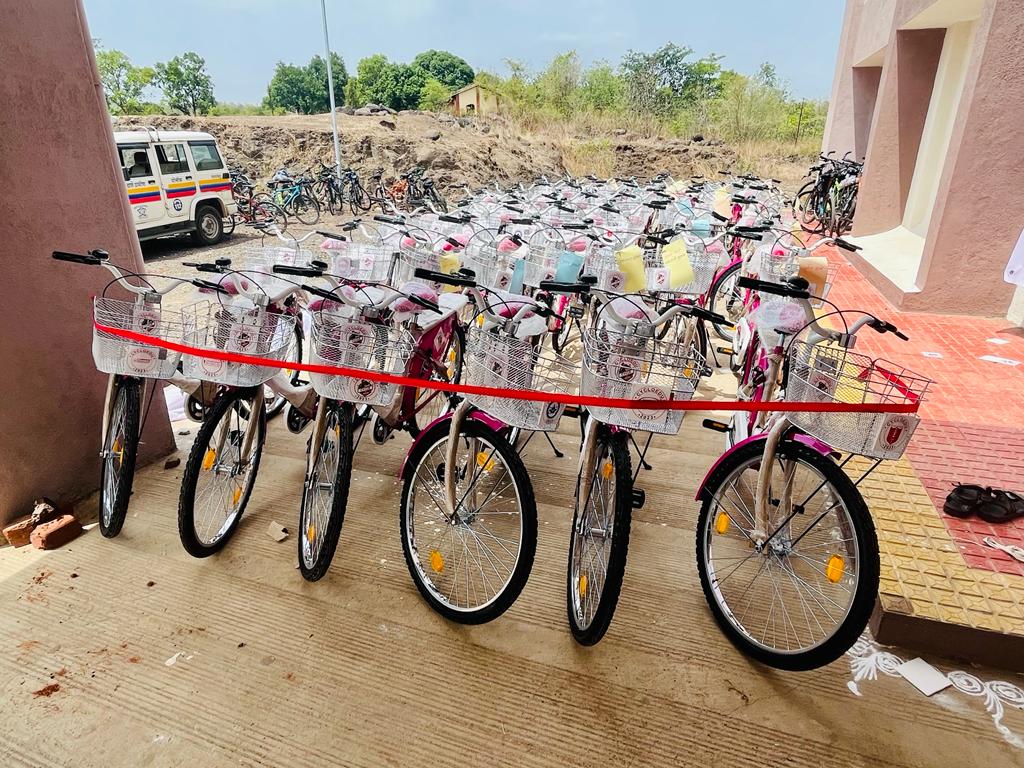 ACP_Foundation's tweet photo. उपस्थित झालेले दाते मंडळी आणि रायडर्सने देखील घेतला. प्रत्येक ग्रामीण भागात आम्ही सायकल ही चळवळ उभी करणार आहोत.
@PMOIndia
@CMOMaharashtra 
@PawarSpeaks
@ShivSenaUBT_
@supriya_sule 
@RRPSpeaks https://t.co/7QFSNQ14N8