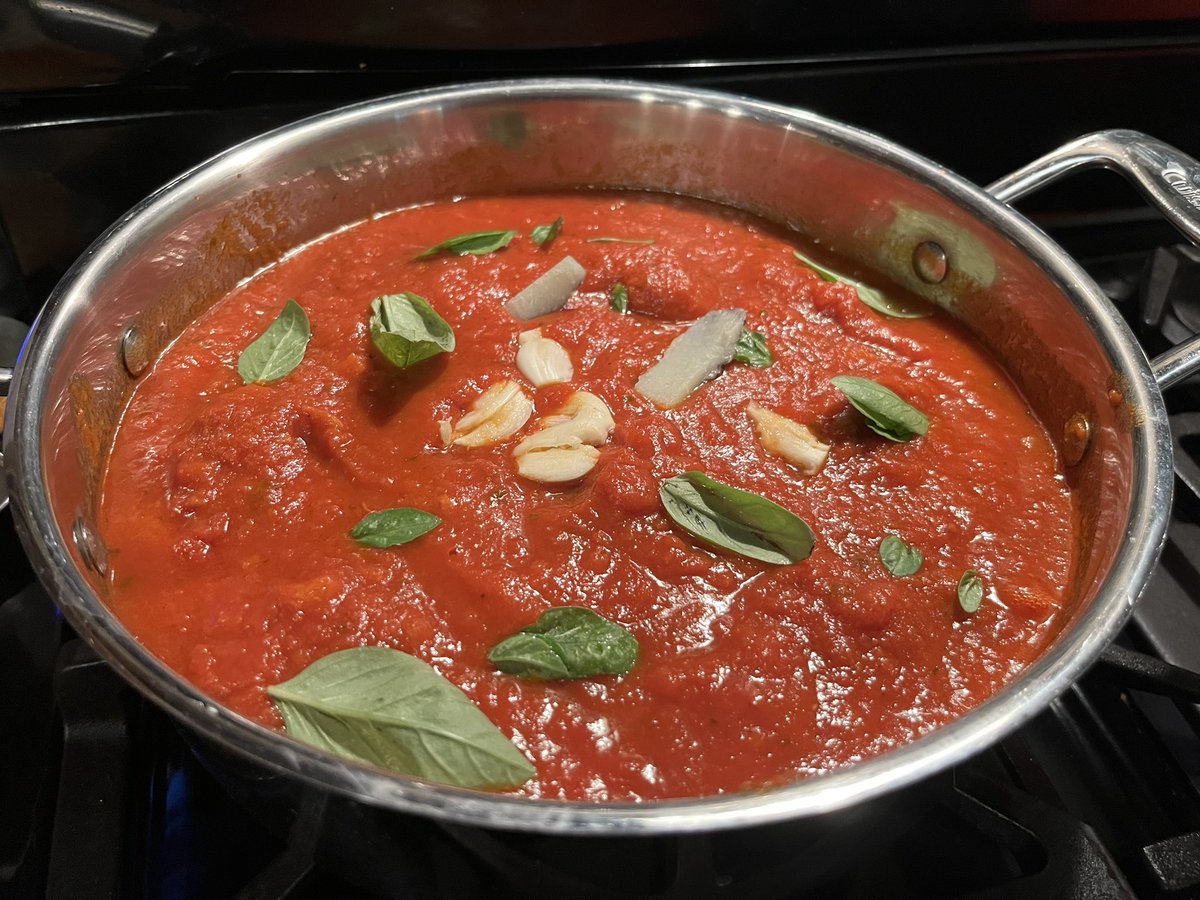 MoWino_com's tweet photo. Simplest of ingredients catapults to great flavor! Marinara w/ fresh #garlic ๐ง, #basil ๐ฟ, #cheese ๐งrind & ๐ทvino! (meatballs hiding in sauce) #SimmeringSunday ๐๐ฉ๐ปโ๐ณ๐ท https://t.co/WrlKhi9mSz