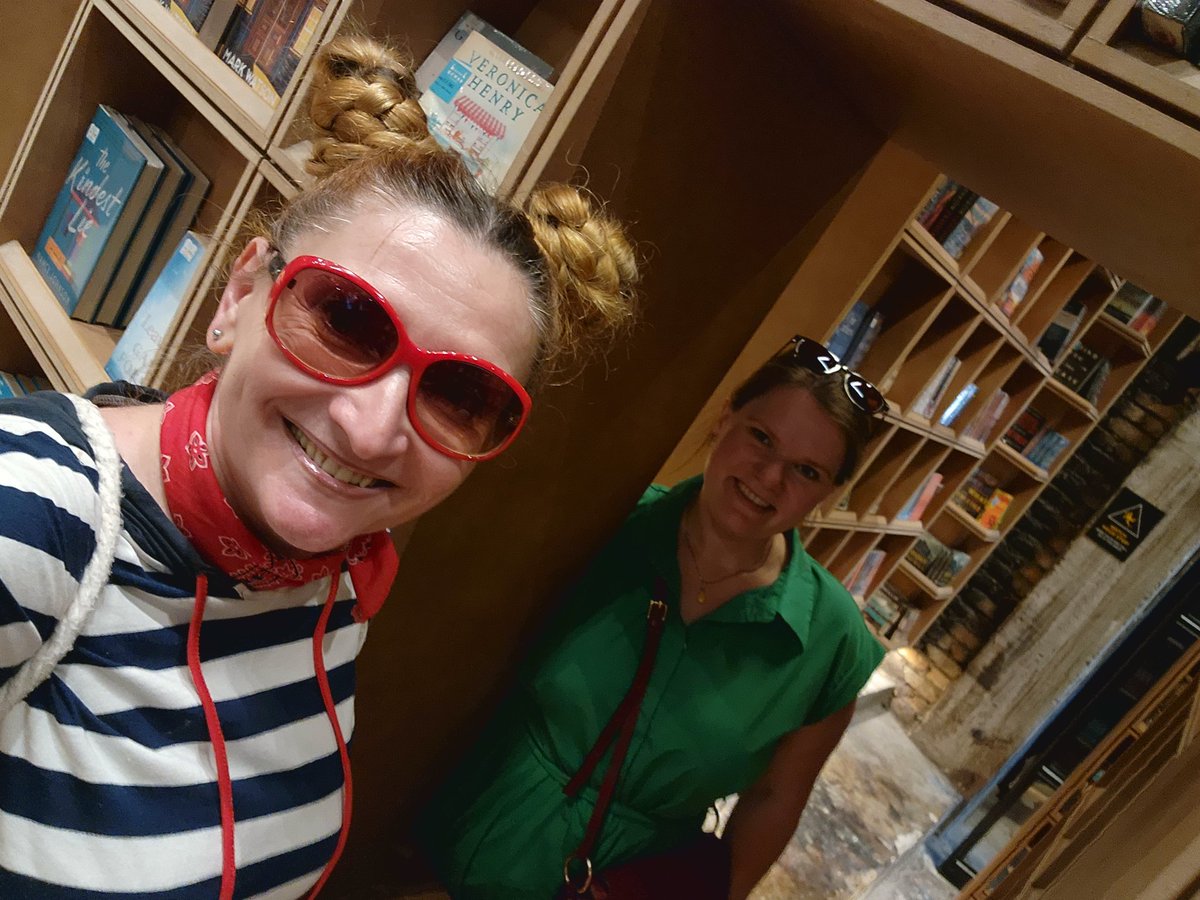 JoAnnaJurczyga's tweet photo. Happy to welcome new colleague to our diplomatic mission in @PLinKualaLumpur! Fun day showing Barbara around the city and giving her a taste of all the amazing things it has to offer.
Thrilled to have you on board!
Welcome to Malaysia 🇲🇾!

#diplomacy #publicDiplomacy #EmbassyLife https://t.co/XPdWRDuc7Q