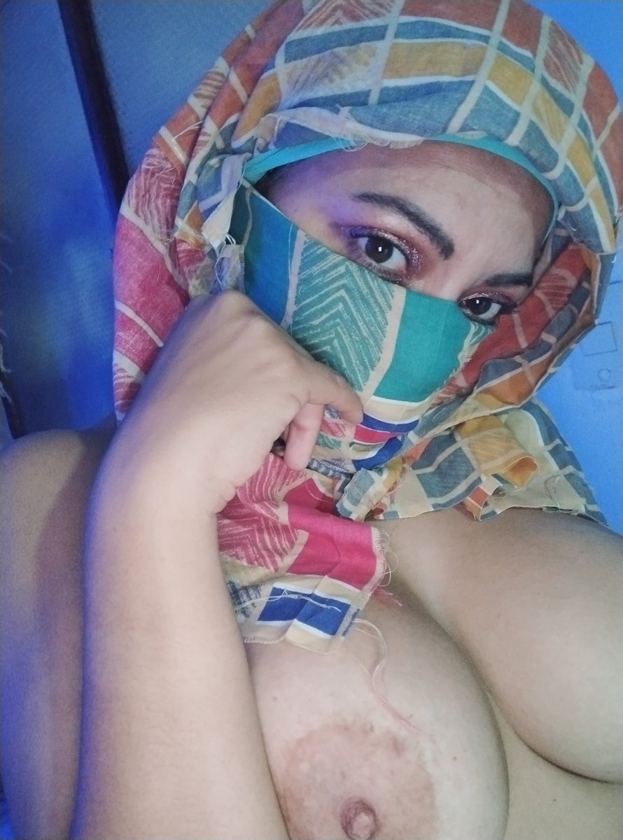 Hijab nude pics - @Amouranth. 