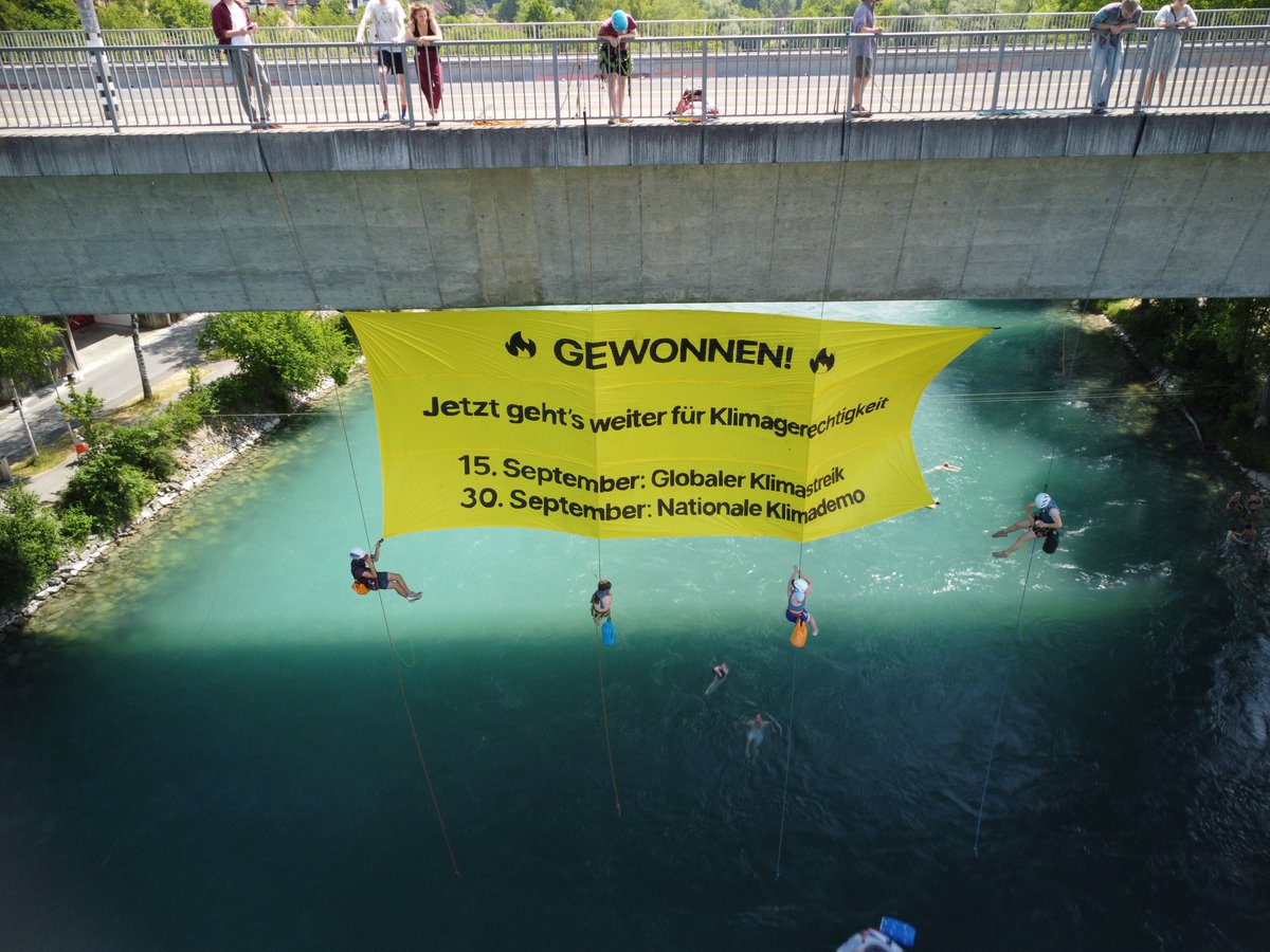 🔥Gewonnen🔥
Mit der Annahme des Klimaschutzgesetzes hat die Bevölkerung gezeigt: wir wollen Klimaschutz. Trotz dem wichtigen Schritt müssen wir jetzt weitermachen für Klimagerechtigkeit. Am 15. September streiken wir dezentral und am 30. September national in Bern.