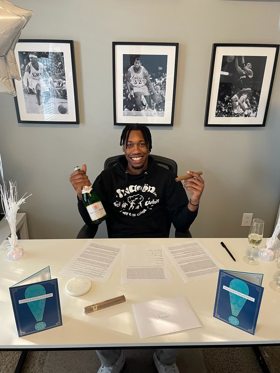 iamchrisharvey's tweet image. ever since a kid I dreamed of being a pro and things like this happening, I appreciate everyone that slept on and helped me along my journey. Happy to sign with my first agency🙌🏾🫡 #dreamsdocometrue #goingpro