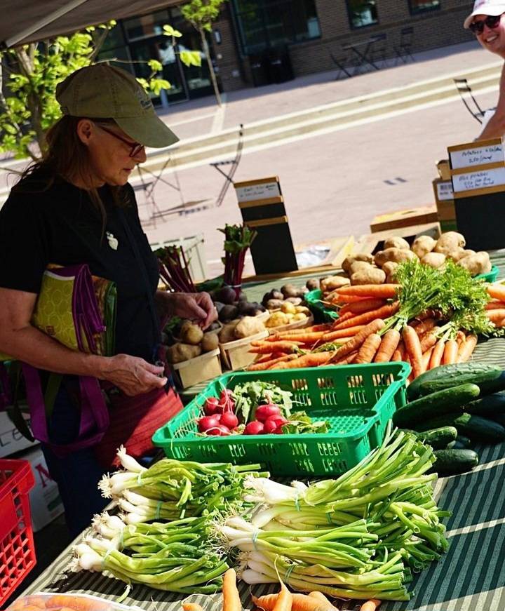 FtWaynesFM's tweet image. Fresh veggies can't be beat! At Ft. Wayne's Farmers Market, we ensure that 80% of our vendors are farm products, keeping the "farm" in farmers market!

#farm #freshveggies #ftwaynesfm #freshfw #fortwayne #farmersmarket #ElectricWorks #DynamoAlley