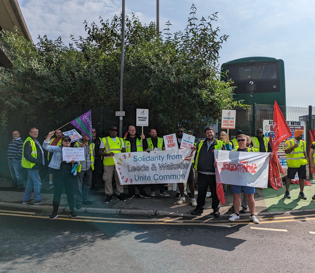 leedssp's tweet image. ✊✊✊We visited Unite members at First Bus depots in Hunslet and Bramley this morning who have begun indefinite strike action today

#unitetheunion #firstbus #leeds
