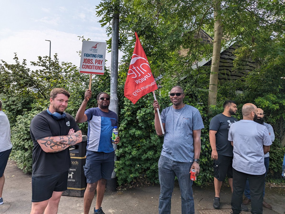 leedssp's tweet image. ✊✊✊We visited Unite members at First Bus depots in Hunslet and Bramley this morning who have begun indefinite strike action today

#unitetheunion #firstbus #leeds