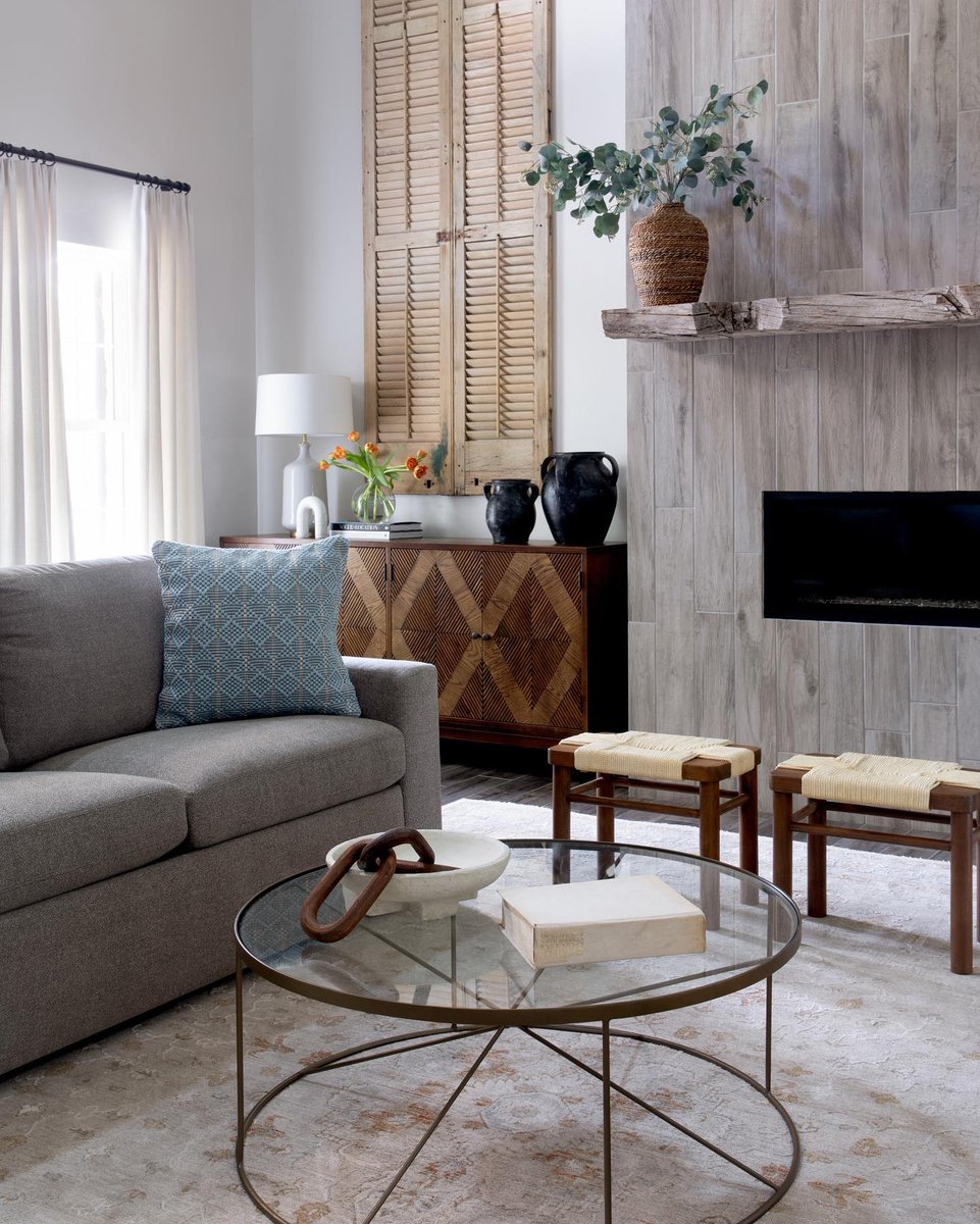 Lounging never looked so good! Whether you're catching up on your favorite book or binge-watching your go-to series, make every Sunday a cozy one - you deserve it. 

Design: @curated_studio_interiors 
Photography: @mollyculverphotography
Lighting: Glace Ceramic Table Lamp