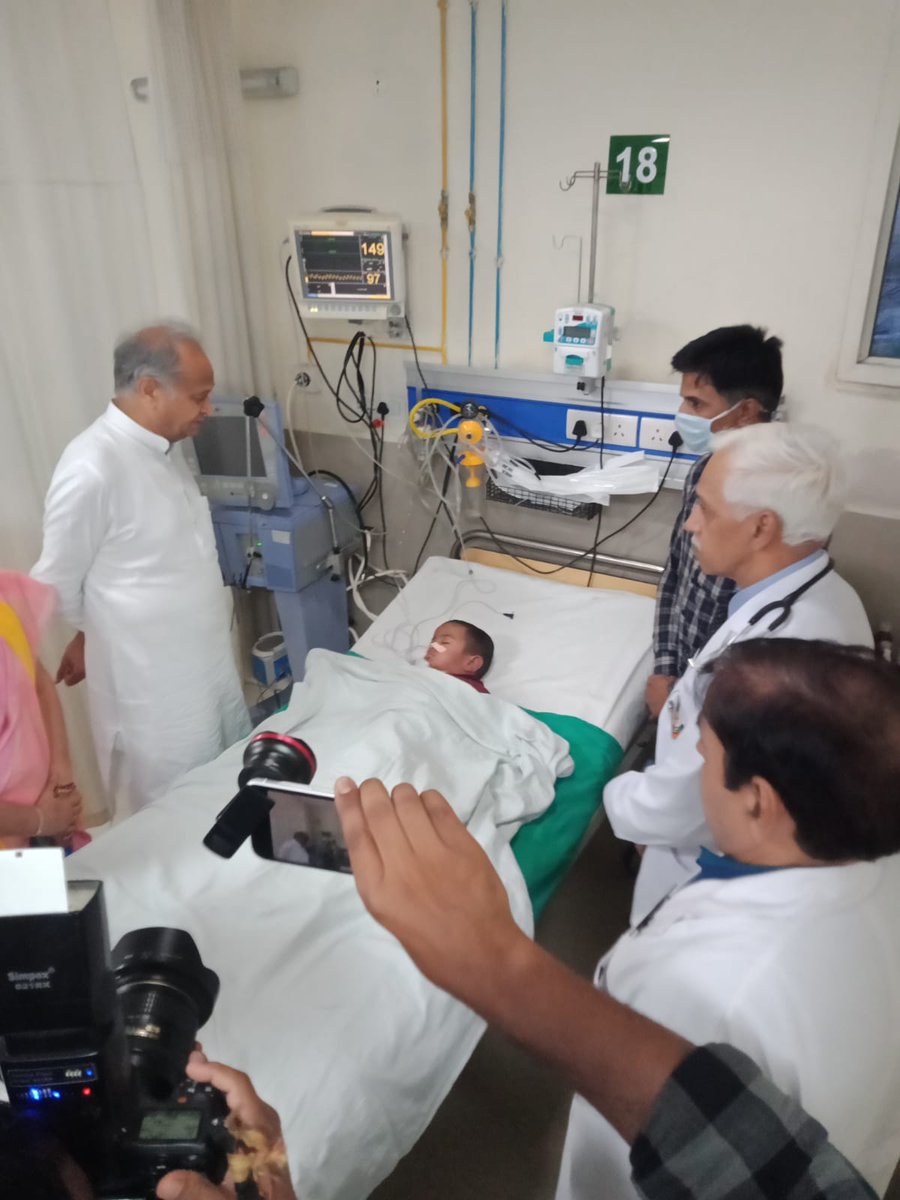 SR_CSC_Center's tweet photo. @ashokgehlot51  बहुत बहुत धन्यवाद जननायक जी। खंडेला में की हमारी प्रार्थना पर दिव्यांशु पुत्र राजेंद्र कुड़ी (ईमित्र प्लस ओ) के जन्मदिन में अस्पताल पहुंचकर उदार दिल का परिचय दिया है। #ग्राम_पंचायत_ईमित्र_संचालक_संघ परिवार सदैव आपका आभारी रहेगा। @RajCMO @TheUpenYadav @RahulGandhi https://t.co/vuQddHyi4M
