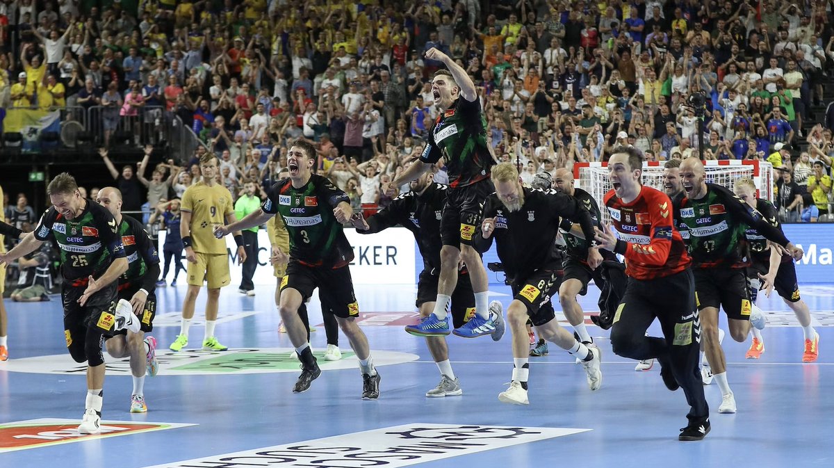 Die Übertragung des @ehfcl Final4 @DAZN_DE ist eine Enttäuschung. Der Sport ist gigantisch. Kommentator Born und Co Bitter sind gewohnt gut, aber das Drumherum, mit Semraus Interviews, ist holprig peinlich. TV-Steinzeit. Professionell geht anders. Ein Eigentor für den Handball.