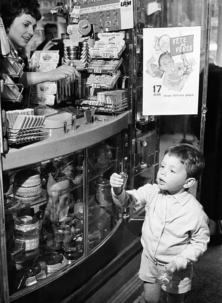 Keystone-France. 
Petit garçon achetant un joli briquet pour la fête des pères 
1962. Paris