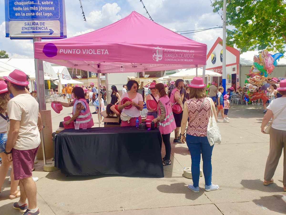 ivazquez06's tweet photo. Hemos puesto en marcha un año más el Punto Violeta para prevenir y concienciar sobre las agresiones sexuales.
Está situado en el Pabellón de Seguridad del Ferial en horario de día y de noche. 

Torrejón#No+ViolenciaDeGénero
#FiestasPopulares2023Torrejón https://t.co/Obz40lehML
