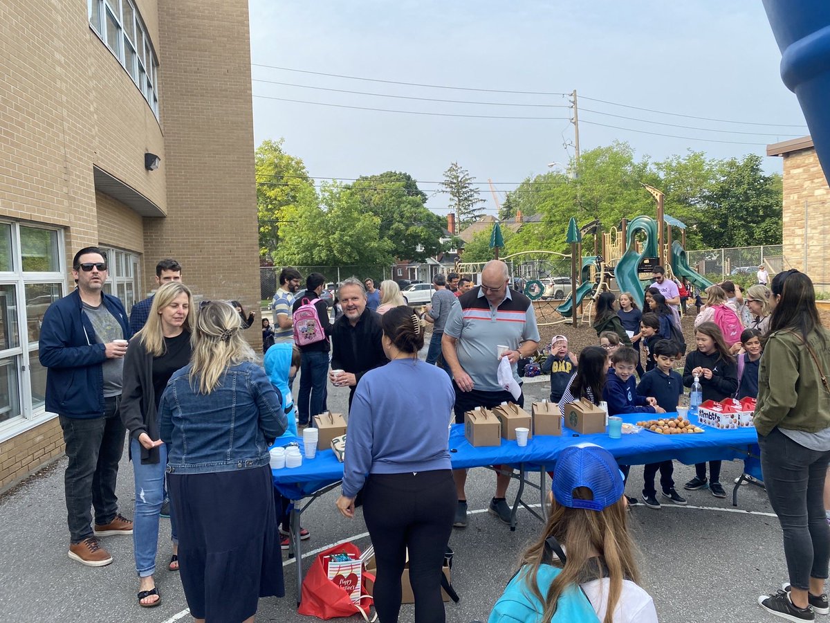 StAnselmTCDSB's tweet image. Happy Fathers Day to our #StAnselmTCDSB dads &amp;amp; all who take on this important role in our children’s lives! Another well-attended coffee time to honour you all, thanks to our fabulous CSPC &amp;amp; Gr. 8 volunteers! 🙏🏼🙏🏾🙏🏿 ⁦@TCDSB⁩ ⁦@SOArea6_TCDSB⁩ ⁦@KennedyTCDSB⁩