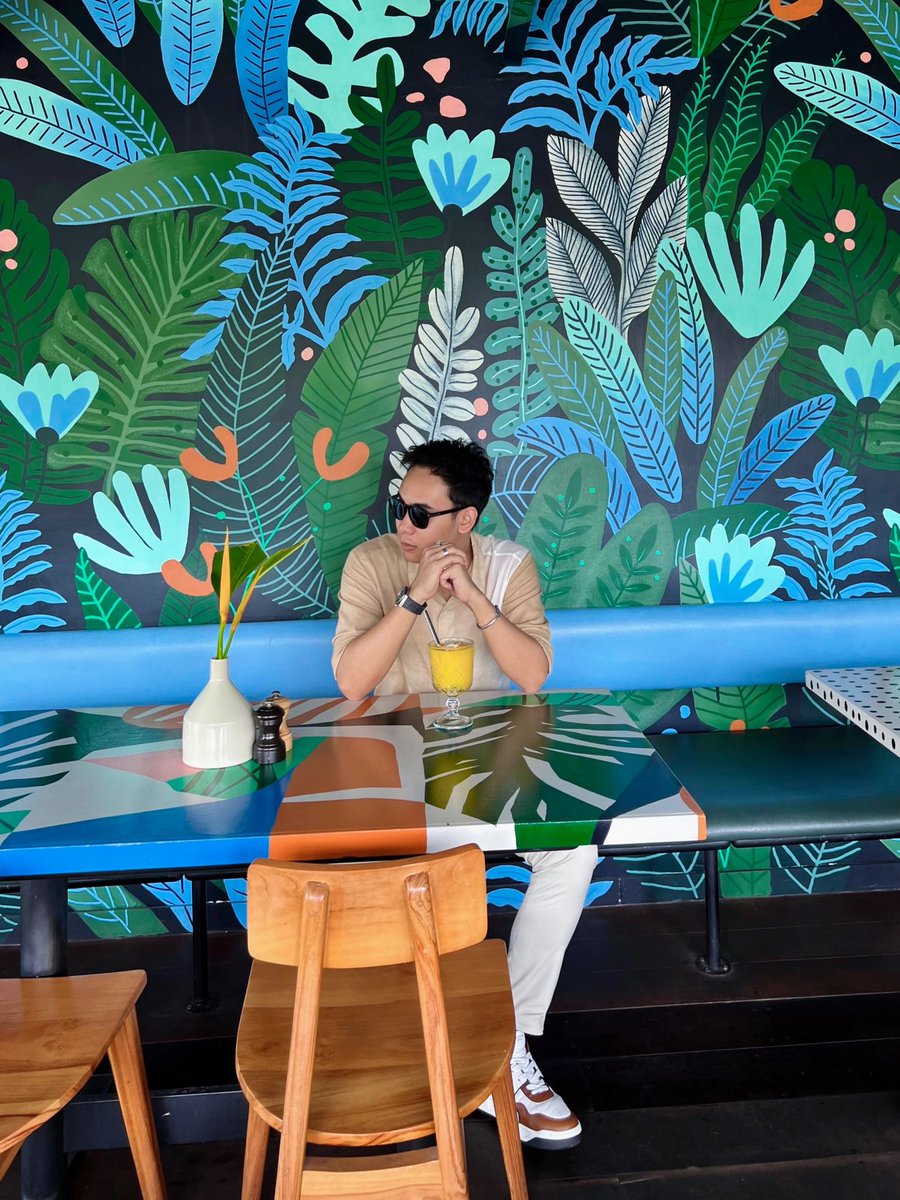 rezasaputraid's tweet photo. “Tropical vibes in a glass - pineapple juice for the win, innit?” 🍹😎

___________________

#OOTD #SummerVibes #mensstyle #Mensfashion #summerlook #seminyak #bali https://t.co/J3eqkGD5Ek
