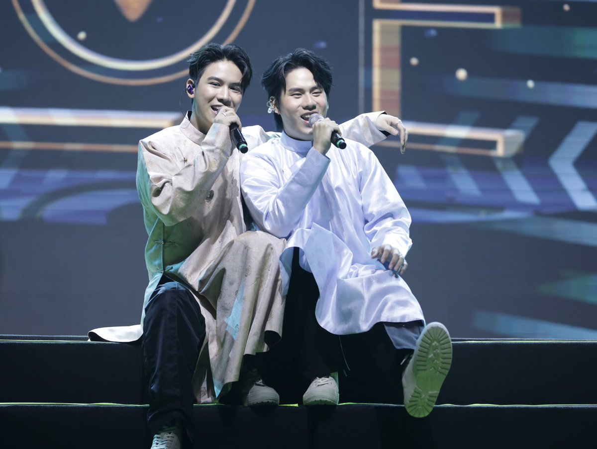 midnightws_'s tweet photo. ทัชใจมากนะ กับคำว่า เป็นครั้งแรกที่วินนี่จะร้องเพลงโดยที่ไม่มีสตางค์ กว่าจะเชียร์อัพให้มั่นใจได้ขนาดนี้ พยายามกันมาตลอด ซัพพอร์ทกันมาอย่างดี ♥️ รักพวกแกจัง ♥️ 

cr.พาไปติ่ง https://t.co/s0rbxhv0Ax