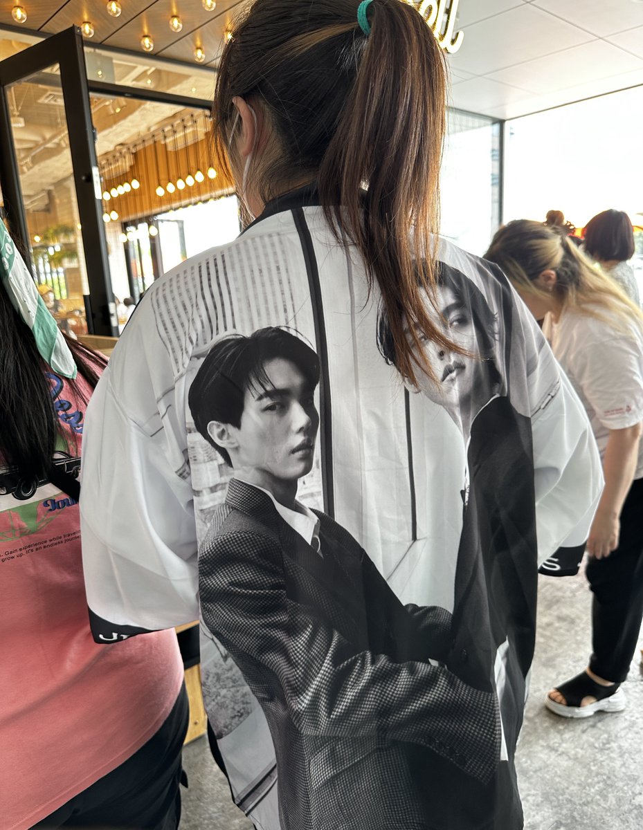 Met a 🇭🇰BWs with the iconic BrightWin photo printed on her shirt... 🥰🤝🥰

#ไบร์ทวิน #bbrightvc #winmetawin #SBSconcerttourinJPD2 #BrightWinSBSTour2023inJP