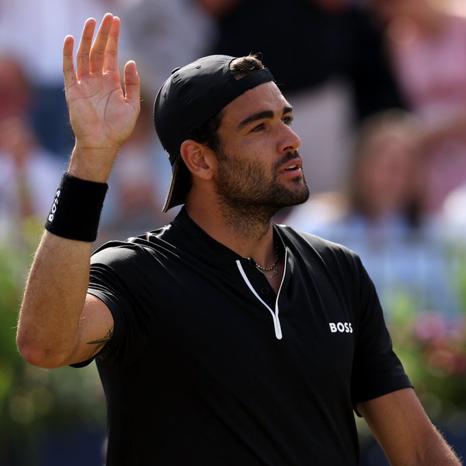 Photo of Matteo Berrettini waving