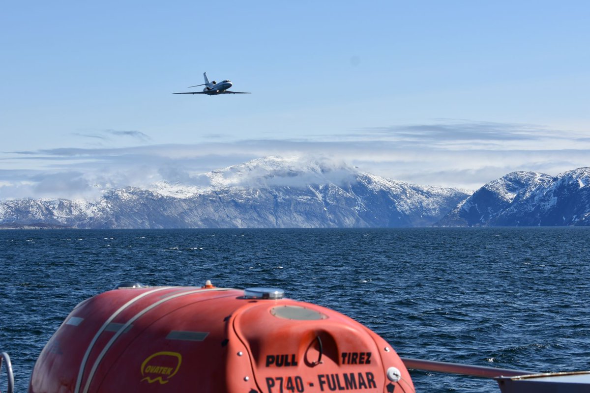 premar_ceclant's tweet photo. #ARGUS23 | le 15/06, à 09h00, JACO/JRCC annonce, pour exercice, un navire retourné avec 10 passagers à bord dans les fjords à proximité de Nuuk. Le PSP Fulmar🇫🇷, le HDMS Knud Rasmussen🇩🇰, l’USCGC Sycamore🇺🇸, la vedette de police ILIC🇬🇱 ainsi que le Falcon 50M🇫🇷, sont sur zone. https://t.co/djaAMkV9ti