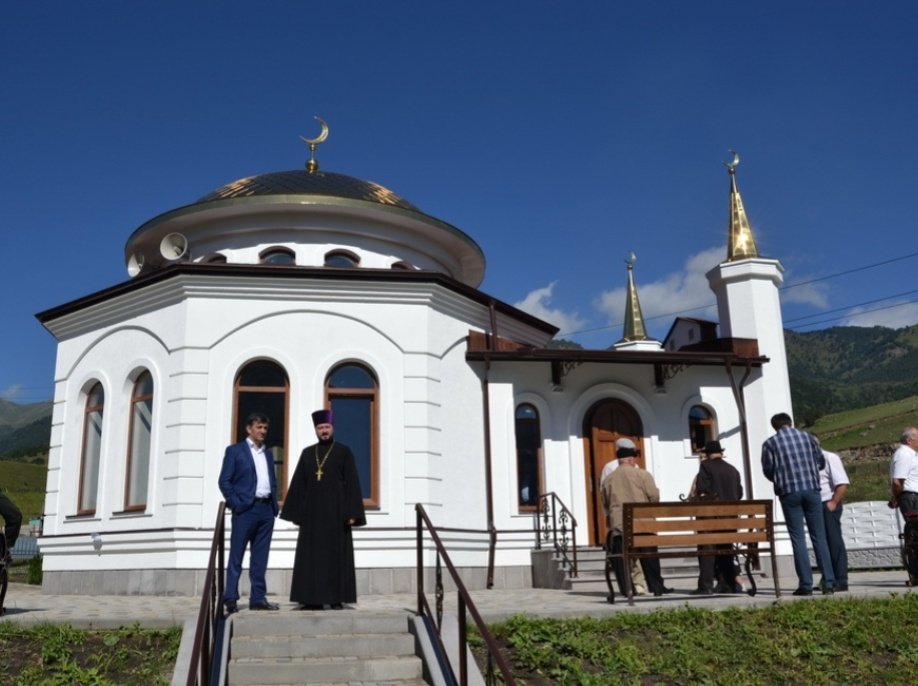 Sausruqo's tweet photo. A Mosque in #Tiberda, #KarachayCherkessia, #Circassia where both #Circassian & #NorthCaucasian Christians & Muslims stay in unity.
Most important is T'ha (T)
#АдыгэХэку 🍀🌿🌲🏰⚜🛡🍇🕊🛡🗡⚔🏹🦅🐴🐎⛰🏔🏞🌾✝️☪️☦🕌⛪🍞🍷🍇🕊👑 T
#NorthCaucasus 🍀🌿🌲
#Кавказ 🍀🌿🌲 https://t.co/uXCzomdTCy