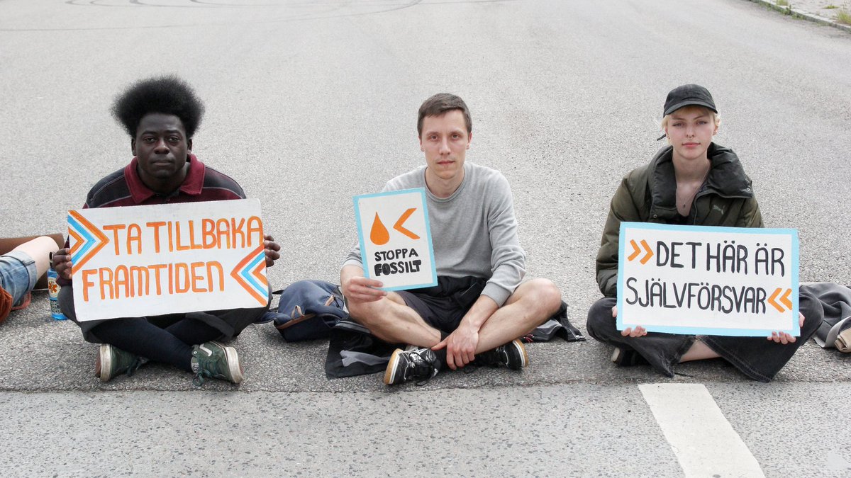 TTFramtiden's tweet photo. LIVE: Vi är tillbaka för fjärde dagen i rad och blockerar tankbilar i Malmö Oljehamn. Vi ger inte upp om vår framtid, vi fortsätter göra motstånd. I gemenskap, tillsammans. #tatillbakaframtiden https://t.co/owOb68Yo5V