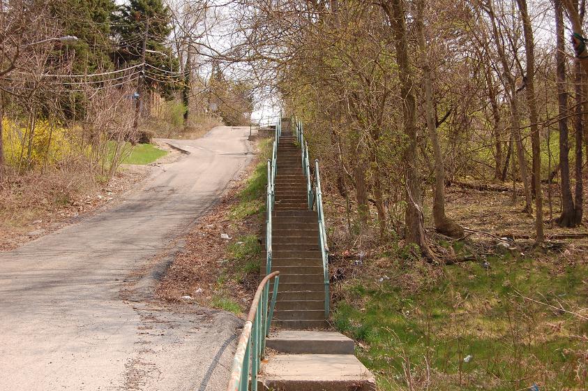 wqed's tweet photo. If you're afraid of heights, Dornbush St. in #Pittsburgh's East Hills might be a challenge. With a 32% grade, it's the 2nd steepest street in the Steel City (Canton Ave. in Beechview is 1st), & the 8th steepest street in the U.S. ππ€π #SundaySteps https://t.co/VTyeGS0i3r