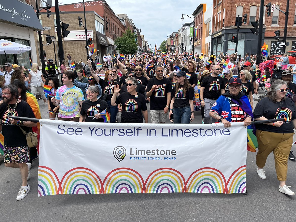 JaneDouglas17's tweet photo. I’m super proud of my school board, colleagues &amp; families for coming out in the hundreds to show we believe, are committed to building a learning environment that is safe, welcoming &amp; inclusive &amp; values diversity for students today &amp; in the future. #seeyourselfinlimestone https://t.co/cb8vYUtqvi