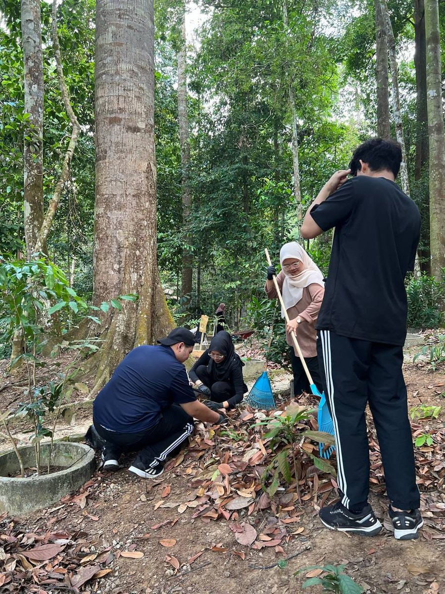 uitmpka's tweet photo. "🌿 Embracing nature and making a difference! 🌍✨ Our Nature and You community service program at Taman Botani Negara S.A was a success! With the collaboration of PERKA, Mechepreneur Club, and UiTM Motorsport Club, we raised awareness and took action to conserve our environment. https://t.co/AJtnK5Qqho