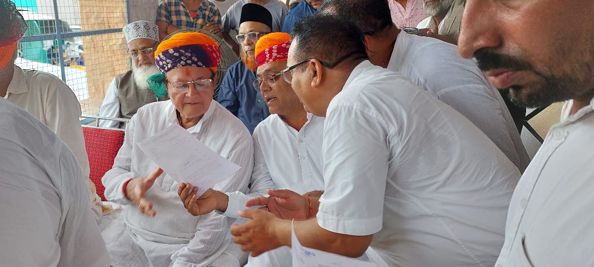 Ram_RJ20's tweet photo. नागौर से #CHA नर्सेज कर्मियों के हित में #BD_कल्ला जी को #CHA शेर मोहमद भाई ने जो कांग्रेस कार्यकर्ता है दिया ज्ञापन।#CHA नर्सेज रुकेंगे नही। 

लागातार मेहनत जारी हैं
#cha_want_job 
@ashokgehlot51 @_lokeshsharma  
@sampatsingh05 @RaMMeena51 @DRathore_INC @INCRajasthan https://t.co/2CpT4cFfFY
