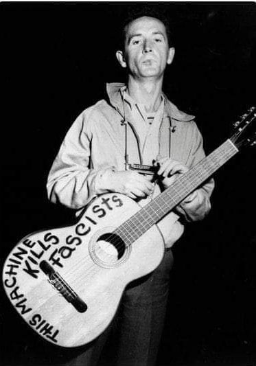 Woody Guthrie’in gitarında şöyle yazar: 

“Bu alet faşistleri öldürür”
