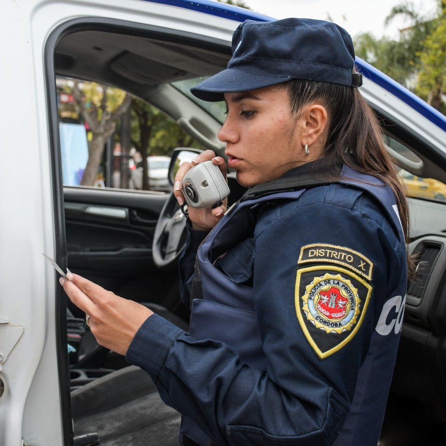 PoliciaCbaOf's tweet photo. En tanto, tras diversos #Controles en Bº #Talleres Este, Res. #SanCarlos y #ParqueRepública, se recuperó un automóvil y una motocicleta sustraídas, además de la incautación de otro vehículo con pedido judicial. https://t.co/7DhhIlFYyx