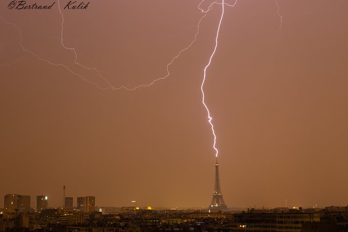 AlertesInfos's tweet image. 🇫🇷 L'IMAGE DU JOUR - La Tour Eiffel frappée par la foudre, cette nuit. (📸@ptrenard)