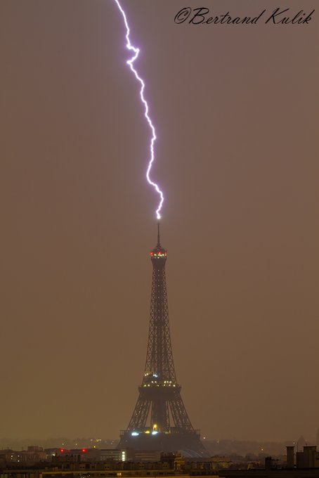 🇫🇷 L'IMAGE DU JOUR - La Tour Eiffel frappée par la foudre, cette nuit. (📸<a href="/ptrenard/">Kulik Bertrand</a>)