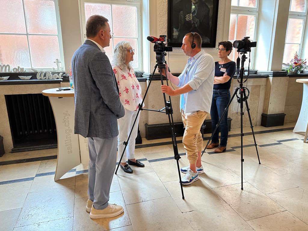 Almanya’da yaklaşık 30 bin Türk’ün yaşadığı Kiel şehrinin düzenlediği Kardeş Belediyeler toplantısı sonrası Schleswig-Holstein Türk Dernekleri temsilcileriyle biraraya geldik. 
Deprem sonrası çeşitli kanallarla Hataylılara destek olan herkese ve Hatay'a ilgi gösteren basın…