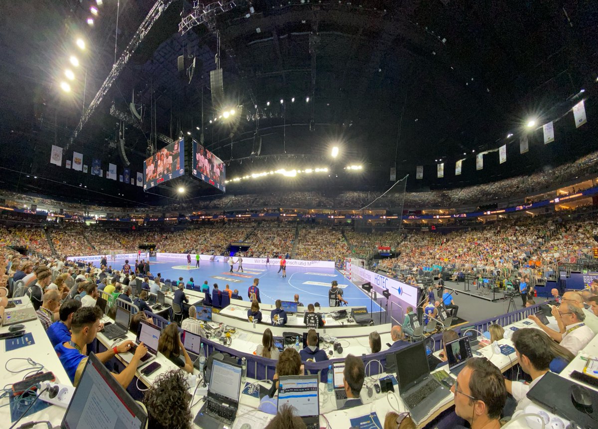 CKsportpl's tweet photo. PSG na razie myślami ciągle przy sobotniej porażce. Barcelona pewnie kroczy po brąz.
Wpadajcie: https://t.co/wicurAdtfr
Partnerami FINAL4 RAPORT portalu https://t.co/K4sOfRZEL8 są #KLANKOPTYK, #OsiedleGrabina, #ICProject i #OdżywkiDlaSportowców https://t.co/Ui3CkBpZQu