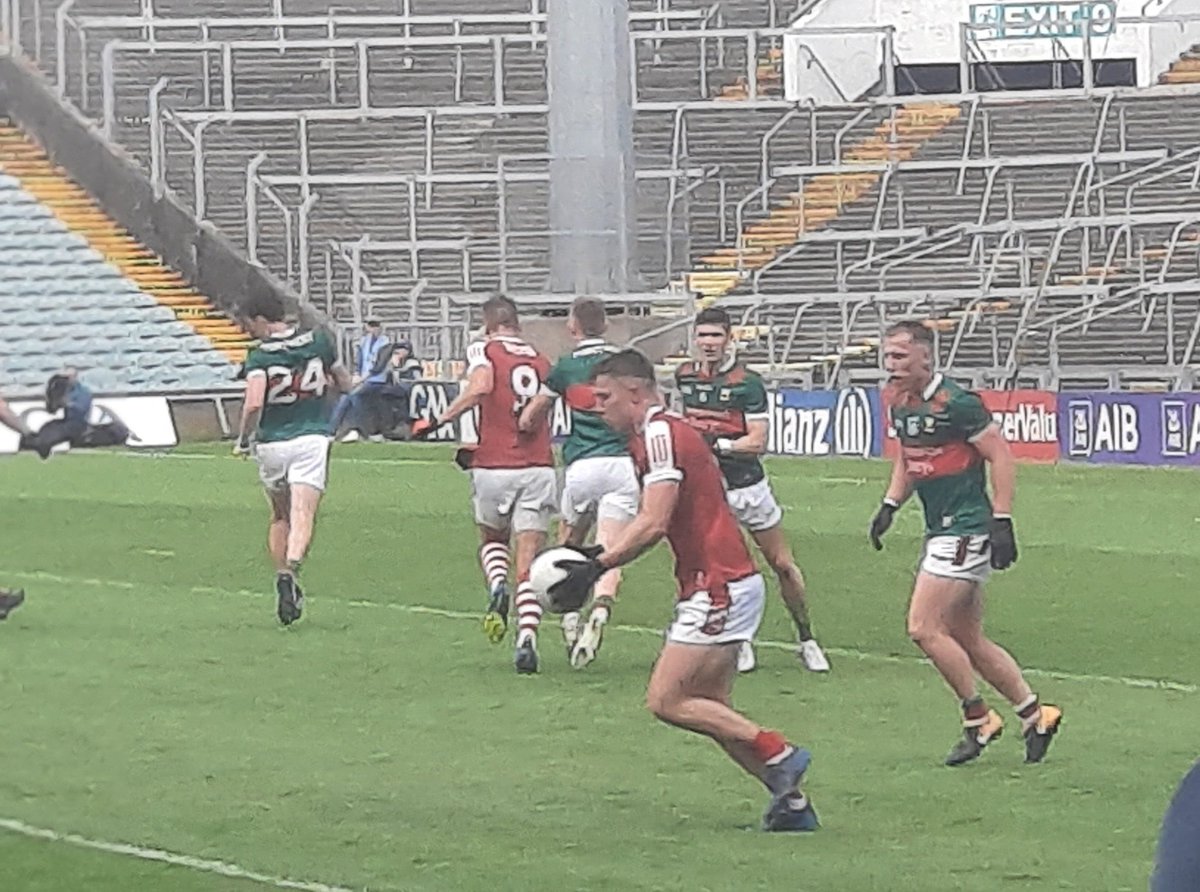 🏐  At Gaelic Grounds for busman's holiday where Cork deservedly lead Mayo 0-6 to 0-5 in All-Ireland SFC clash. Cork more direct & incisive, Mayo lateral & laboured in attack. Still, only 1 point in it. Bit more low key than it was here 7 days ago! 

#MayovCork #AllIrelandSFC 🏆