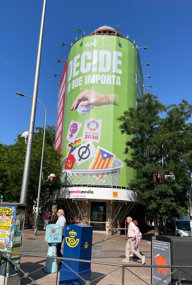 wallstwolverine's tweet image. Vox despliega una lona en Madrid contra contra el feminismo, independentismo, el lobby LGTBIQ+ y la Agenda 2030.