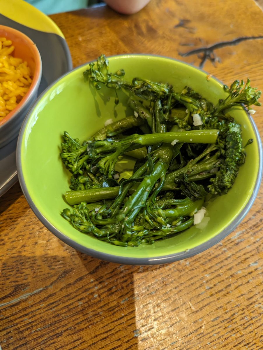 itsaTREVORthing's tweet photo. @NandosUK, I appreciate the COL is hitting everyone but come on, even YOU must think this is a piss-take. £6.50 for a large broccoli.  SIX POUND FIFTY and this is a LARGE?!
This is how it came. Nothing eaten from it before the picture was taken. I'm shook! https://t.co/0VCHzeEz5u