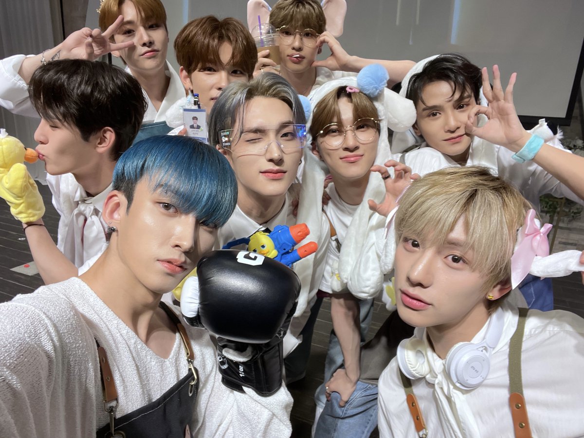 XODIACOfficial's tweet photo. 2주차 팬사인회 
Behind 📸
쏘블리 다음주에 만나요❤️‍🔥

#XODIAC #소디엑 https://t.co/BKrJrQIxzT