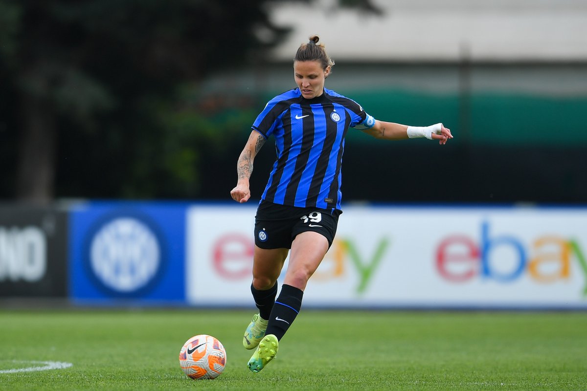 Inter_Women's tweet photo. Buon compleanno @AlborghettiLisa! 🎂🖤💙

#ForzaInter #InterWomen https://t.co/aDLVsGi5Wc