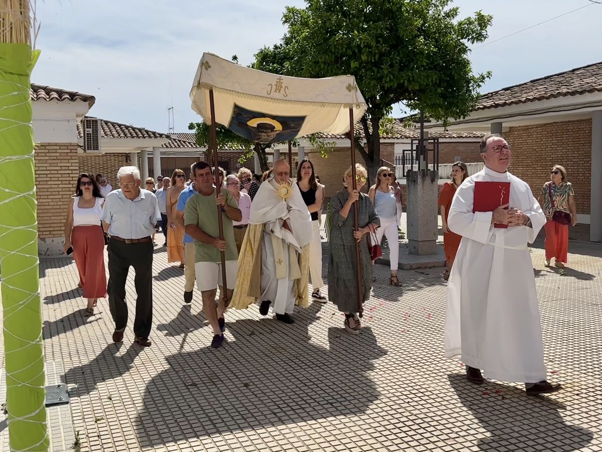 ➡️ El alcalde <a href="/antonioenamorao/">Antonio Enamorado</a>, acompañado por las concejalas <a href="/MarisolDiazfun3/">Marisol Diaz funes</a> y Reme Gómez Martín, han estado presentes en la mañana de hoy domingo 18 de junio, en la procesión del #CorpusChristi de El Priorato.