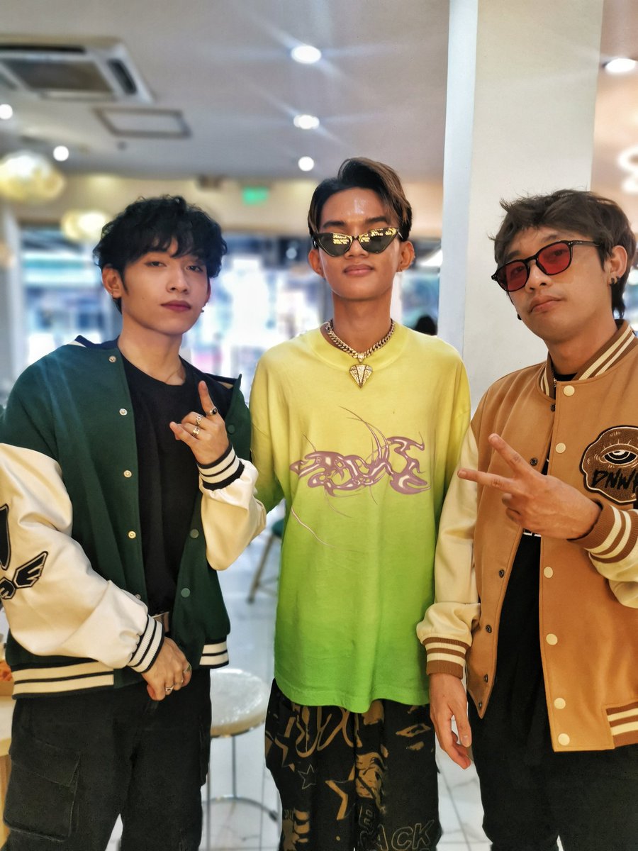 thisisnzn's tweet photo. It's nice seeing you perform kahapon mga kuya @Z2ZOfficial! Ang husay! 💚
Special thanks to @z2zrozes for having me as your guest artist! ✨
Belated Happy Soya Day, kuya Soya!
#ppop #ppoprise #roze_z2zsoya #PPOPGUSS #Z2Z #NZN https://t.co/qCIk1AyWYn