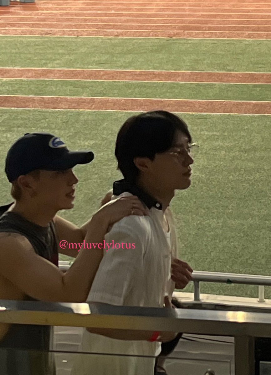 มานน่ารักมากๆเลยน้า🥹 คือเพื่อนสนิทที่ไปดูคอนด้วยกัน ละต่อๆแถว ต้องจับไหล่กันไม่งั้นจะหลง น่ารักสุดๆไปเลยยย