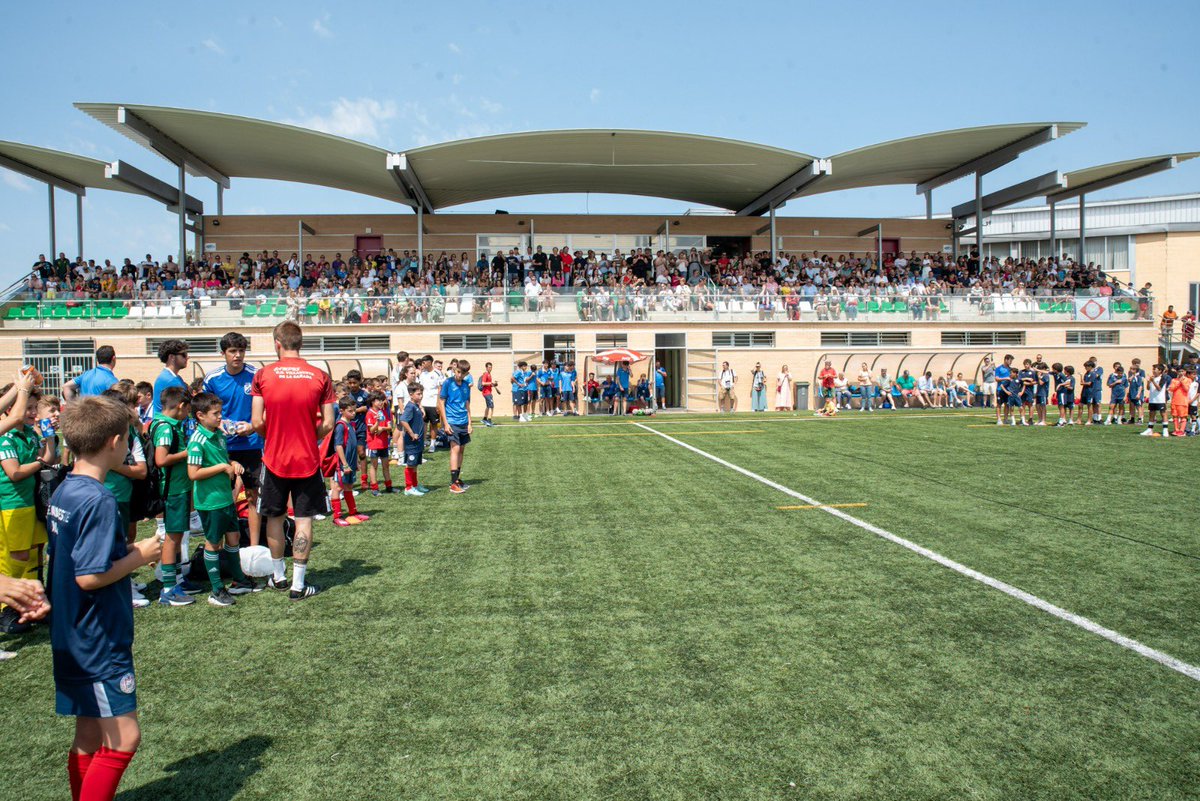 Los jugadores del club de fútbol <a href="/efmo_boadilla/">EFMO Boadilla</a> ⚽️ han recibido, esta mañana, sus merecidísimos trofeos ✌️

Felicidades a todos 👏