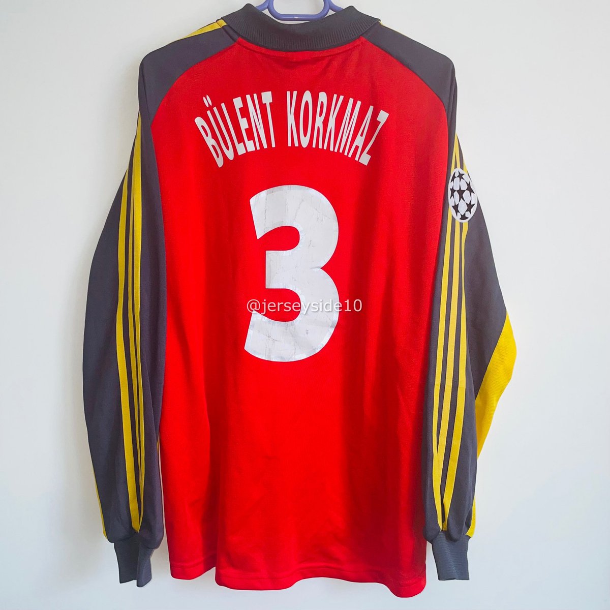 Galatasaray, 2000/01, Bülent Korkmaz, Şampiyonlar Ligi Maç Forması. 

Forma özellikleri dikkate alındığında 3 Nisan 2001 tarihinde evimizde oynanan ve 3-2 galip geldiğimiz Real Madrid maçı ile birebir örtüştüğü görünse de herhangi bir görsel ispat yok.