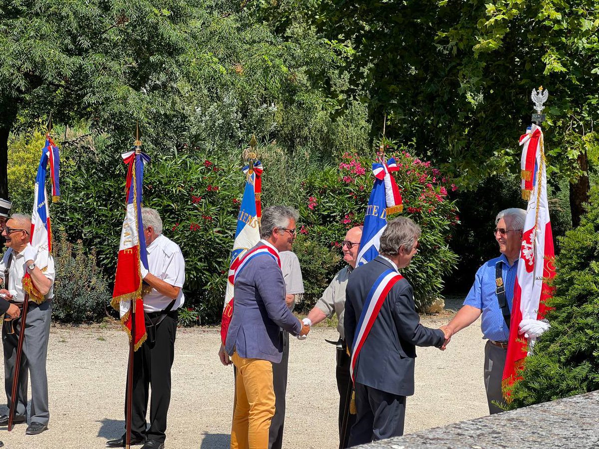 H2Lepinau's tweet photo. Présent à #Sorgue pour cette journée commémorative de l’#appeldu18juin. La voix fédératrice du général #deGaulle résonne encore. Mais que reste-t-il de l’esprit de #Resistance dans un pays envahi et soumis à des influences étrangères avec la complicité de ceux qui le dirigent? https://t.co/YoKmTeN03b