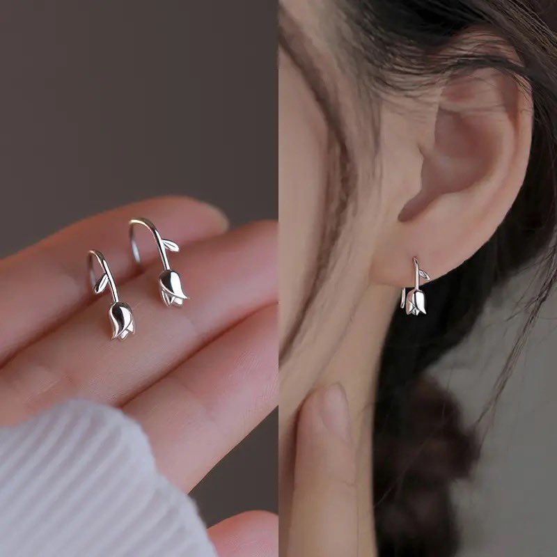 Tulip delicate earrings 🤍