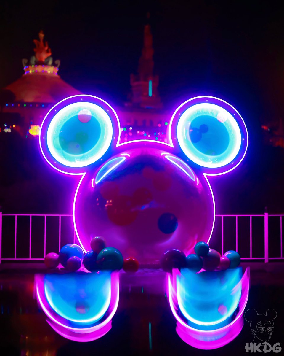 🪩 The night is still young
Let’s keep the party going 

#neon #disneyliveentertainment #bubbles #hkdg #hkdl #distwitter