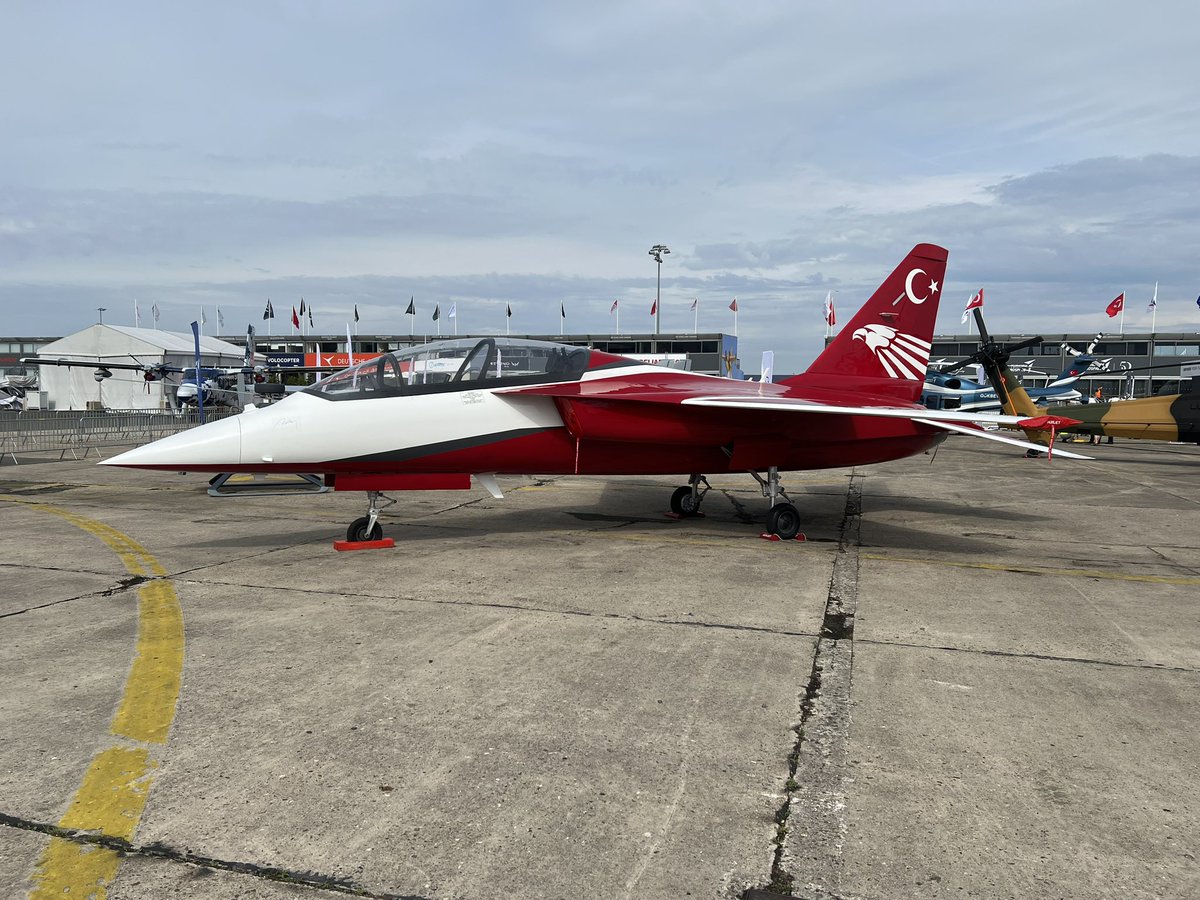 Türk Havacılık ve Uzay Sanayii AŞ (TUSAŞ) tarafından üretilen Yerli ve Milli Hürjet Jet Eğitim ve Hafif Taarruz Uçağı Paris Airshow'da sergilendi.