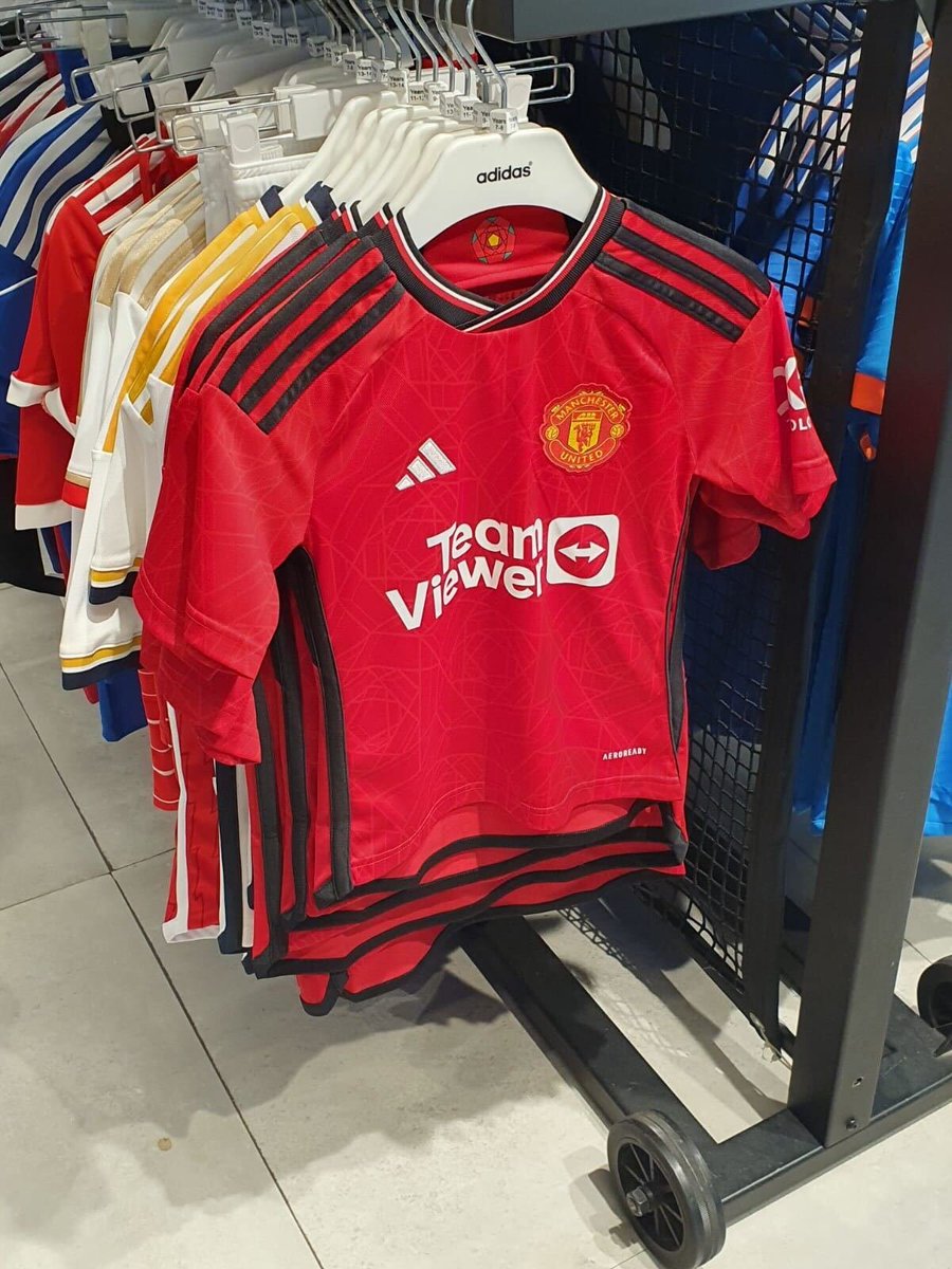 В индийском Ахмадабаде новая домашняя форма уже в продаже 🤷‍♂️