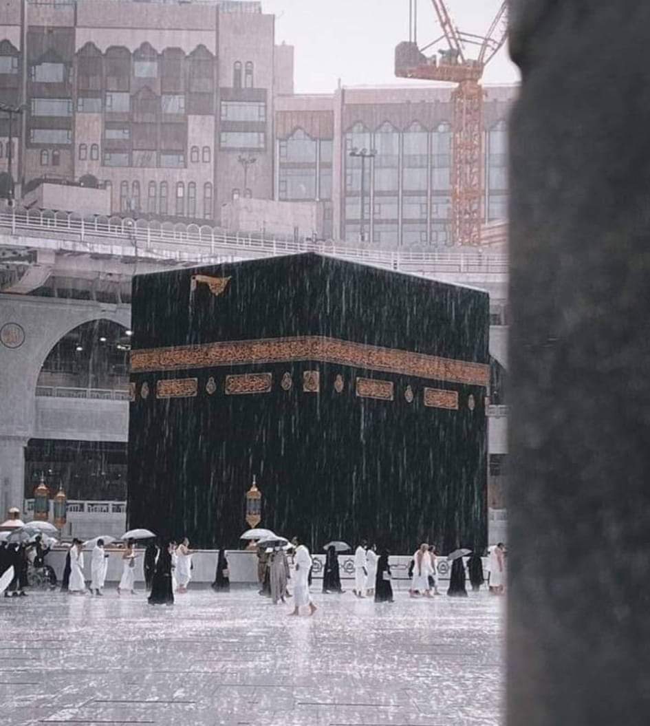 "وَهَـٰذَا الـحُبُّ أغرَقَنِي اشتِيَاقَـًا
  فَـمَنْ فِي حُبِّ مَـكَّـةَ قَد يُلَامْ..!"